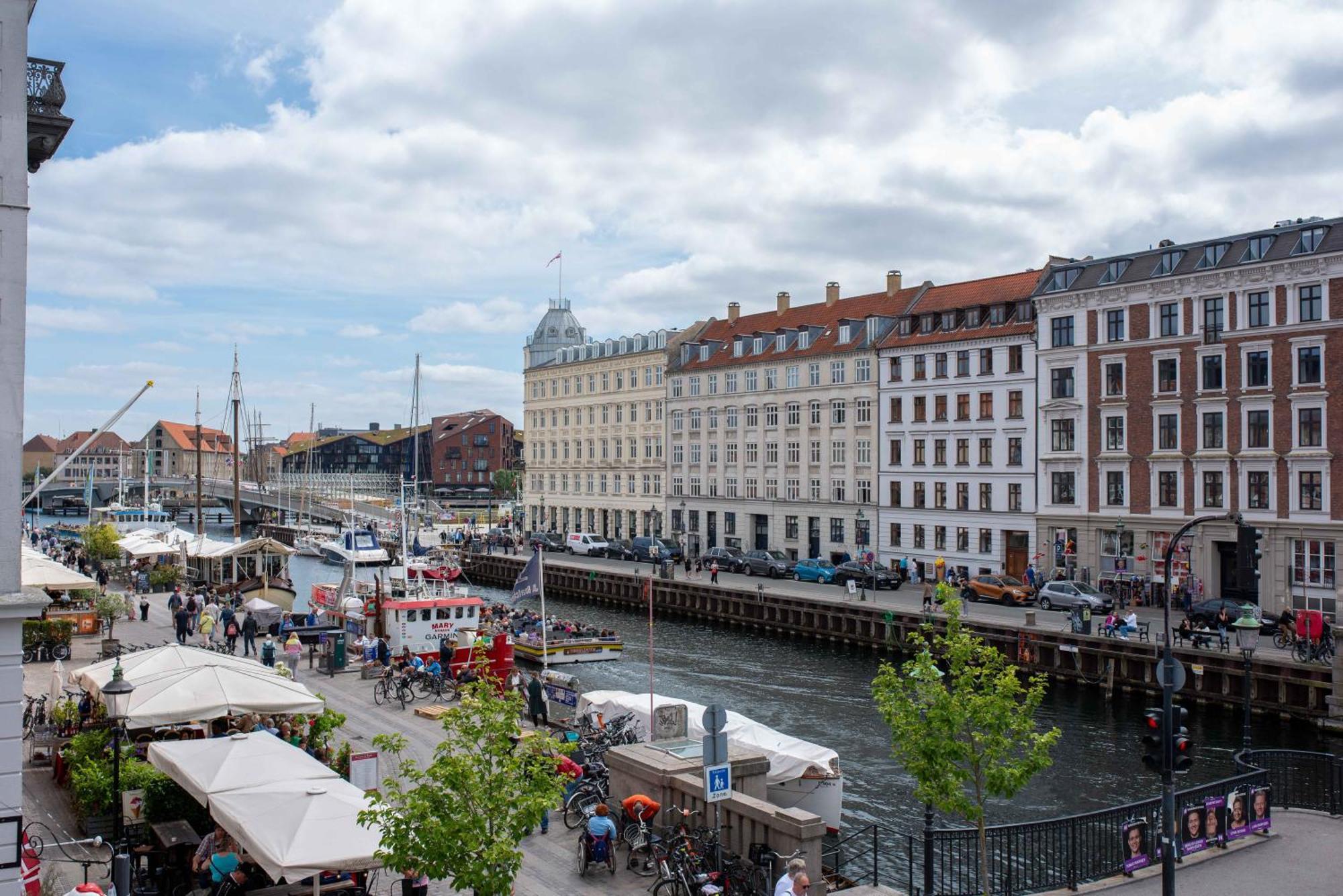 Chic Flat In Vibrant Area By Canals Apartment